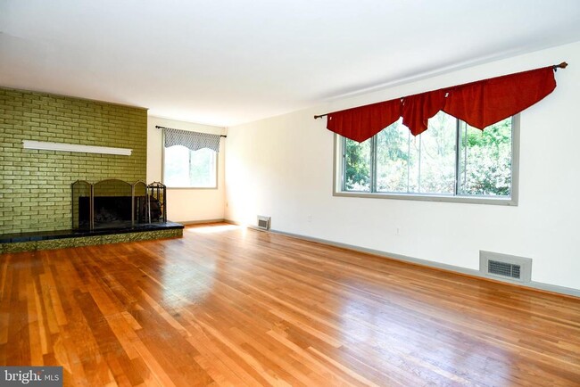 Building Photo - 4842 Randolph Dr