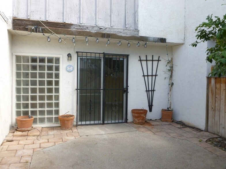 Building Photo - 700 Fernwood Ln