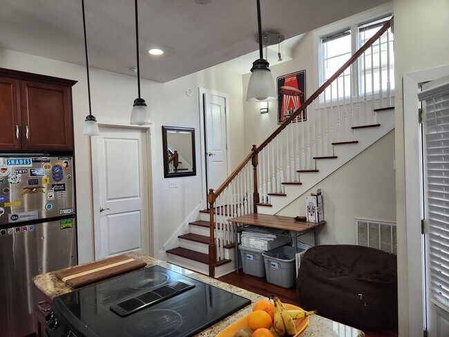 Building Photo - Downtown Rental