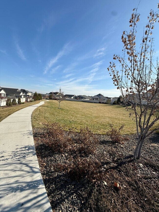 Building Photo - Welcome to this stunning newer home located in the vibrant city of Nampa, ID