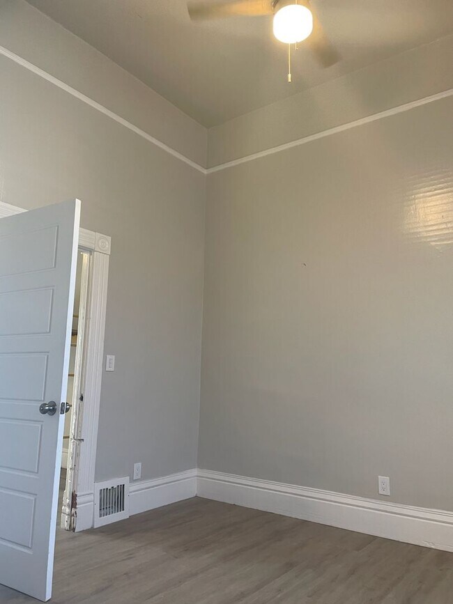 Building Photo - Cute & Clean 1 bedroom & 1 Bathroom