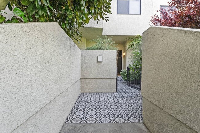 Building Photo - 2237 Century Hill