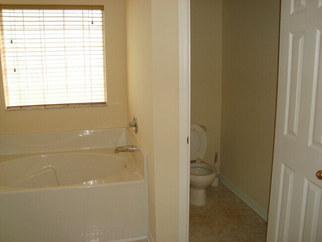 Building Photo - LARGE 3/2/2 WITH 2035 SQ. FEET OF LIVING S...