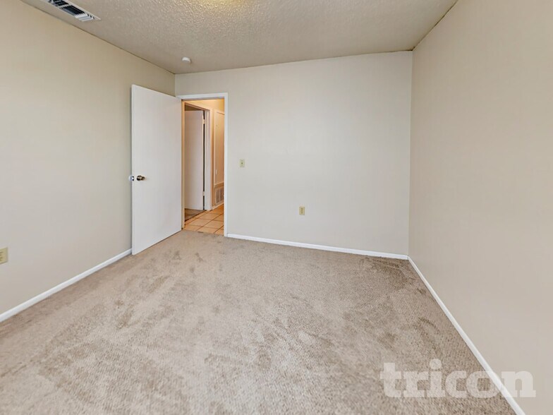 Building Photo - 5815 Brambletree St