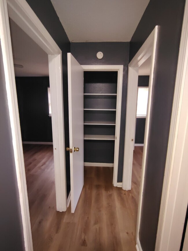 Building Photo - 587 Hillbrook Dr