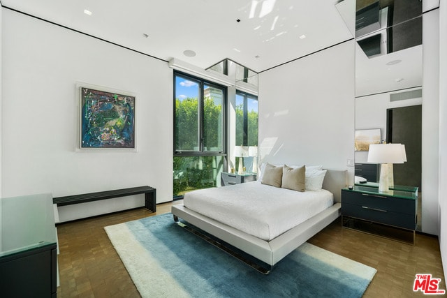 Building Photo - 809 N Rexford Dr