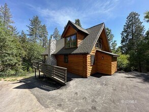 Building Photo - LOG CABIN RENTAL WALK TO TOWN