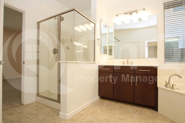 Building Photo - 1465 E Ibis St