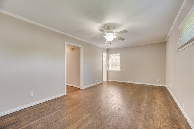 Building Photo - Gorgeous 2 Bed, 2 Bath Lochwood Home!