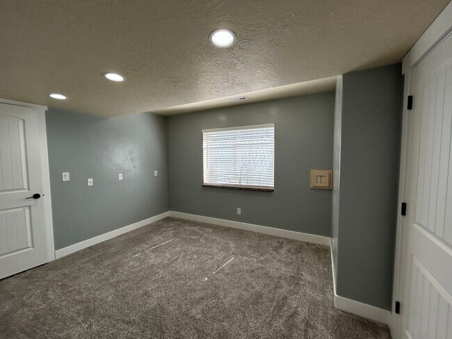 Building Photo - 221 780 E