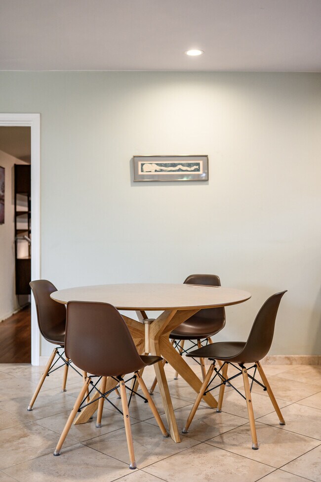 Building Photo - 1342 Skyline Dr