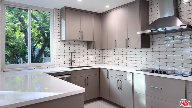 Building Photo - 414 N Palm Dr