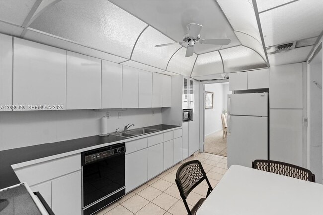 Building Photo - 5001 Collins Ave