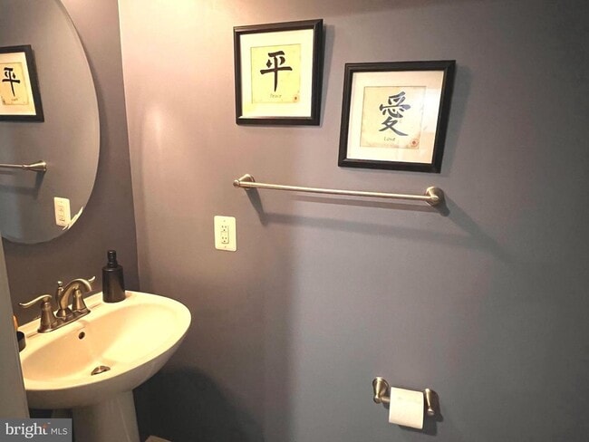 Building Photo - 154 Sachem St