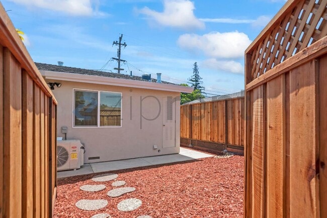 Building Photo - Unit 2