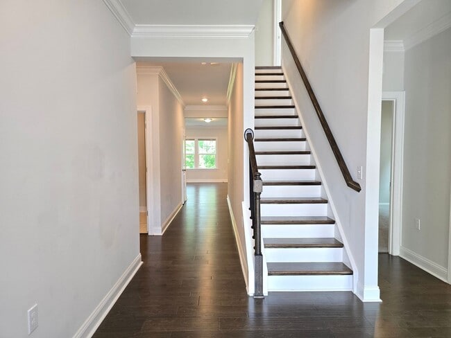 Building Photo - 4 spacious bedrooms and 3 full bathrooms along with guest suite. 1st floor primary and secondary ...
