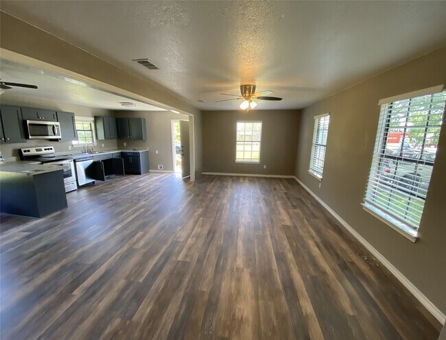 Building Photo - 1502 Daffan Ave