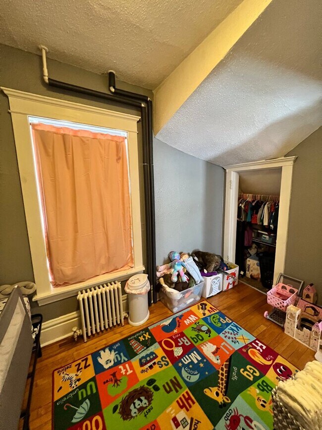 Building Photo - 922 E 5th St