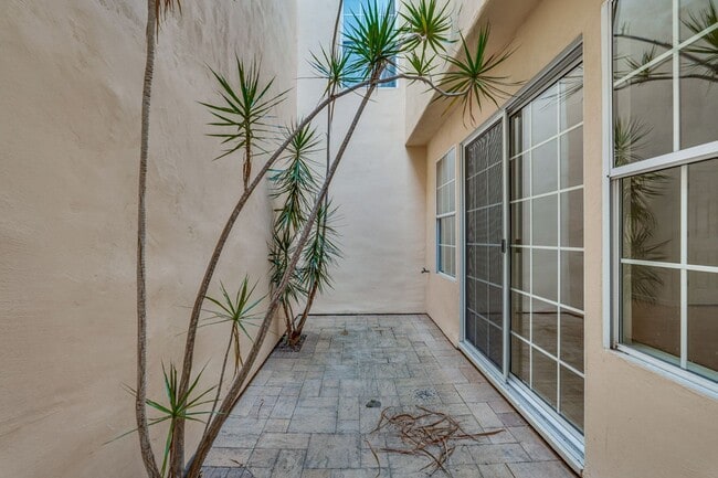Building Photo - Lovely and spacious 3BR 2.5BA townhouse in...