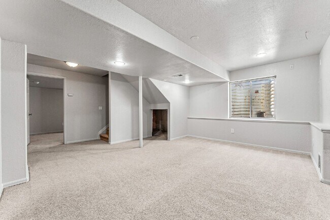 Building Photo - 4-Bed Arvada Home w/ Bedroom & Full Bathro...