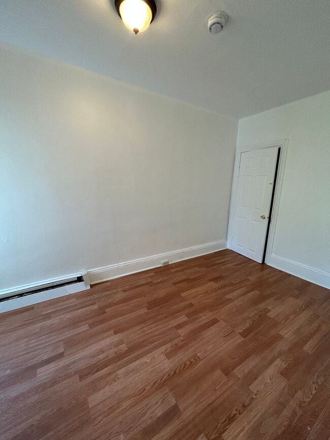 Building Photo - Nice 3 bedroom house big kitchen and Parking