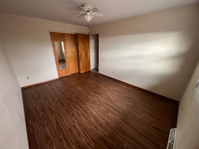 Building Photo - 1359 W 4th St