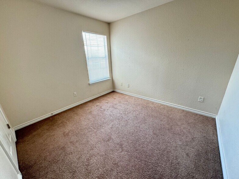 Building Photo - 4002 Cambridge Dr