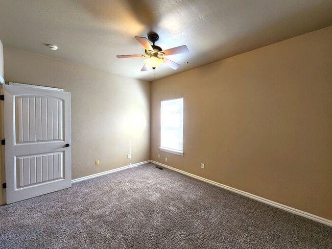Building Photo - 4 Bed 2 Bath 2 Car Garage Executive Duplex in the Oxford Park Addition