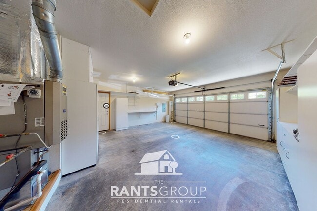 Building Photo - Well-Maintained 2-Bed / 2-Bath Home with A...