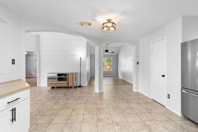 Building Photo - 25211 Barmby Dr