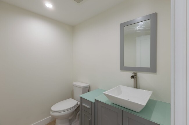 Building Photo - Modern Newly Built 2BD/2.5BA Unit with Lux...