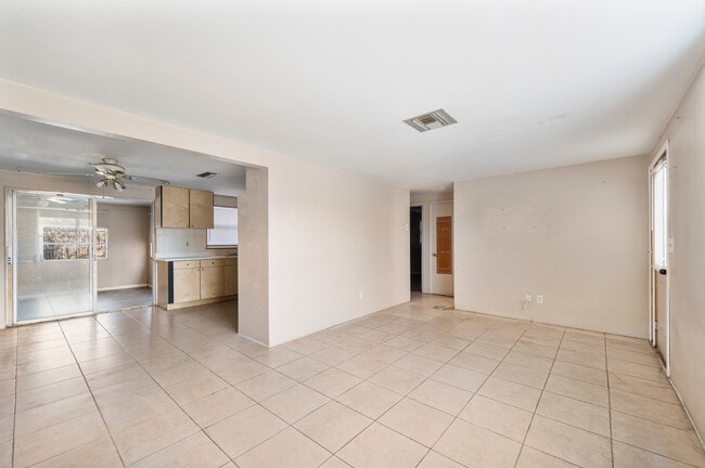 Building Photo - 4719 Blossom Dr