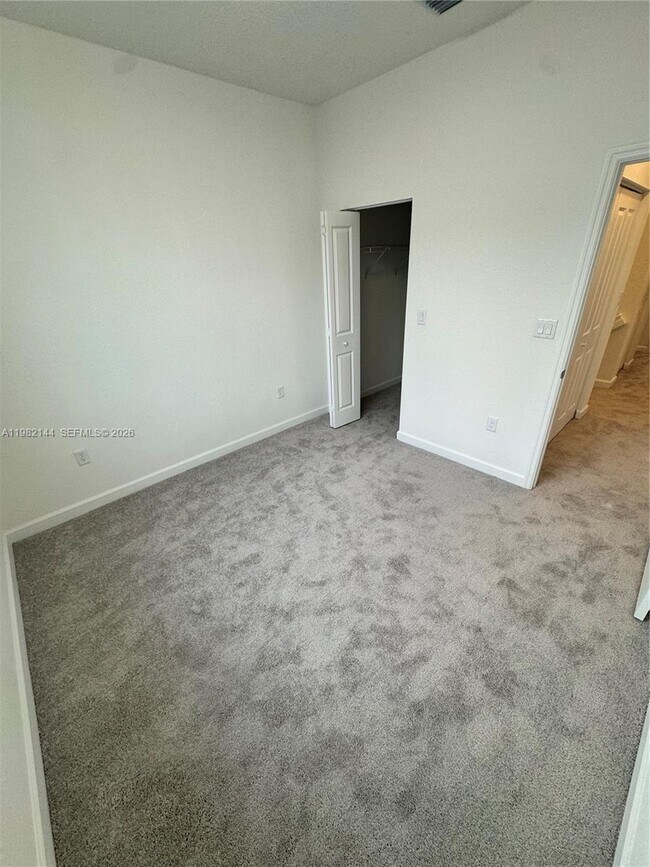 Building Photo - 656 SE 14th Ct