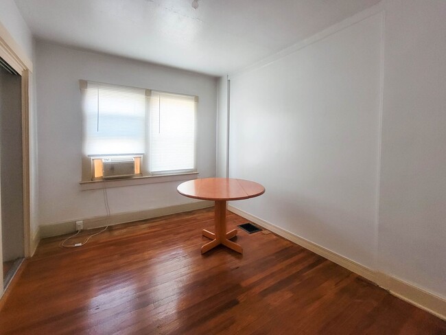 Building Photo - Walking Distance to UTEP!