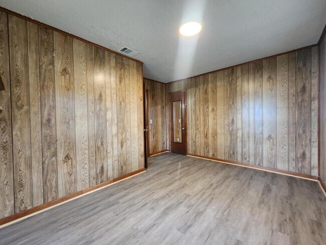 Building Photo - 803 N Oneal St
