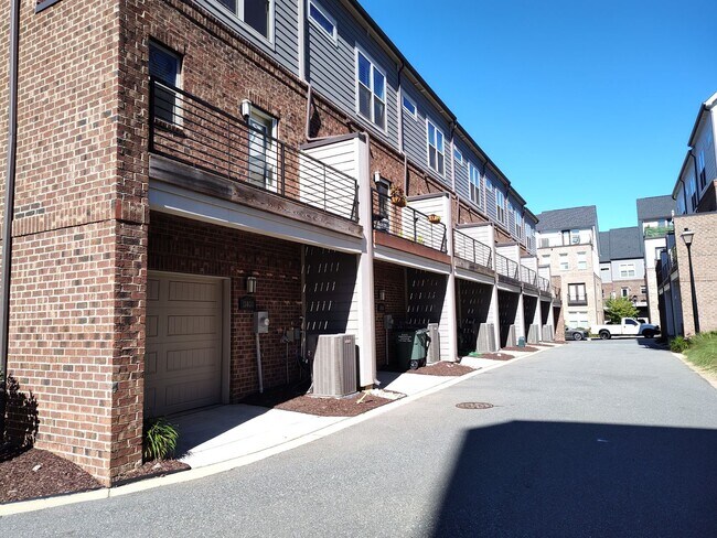 Building Photo - Modern End-Unit Townhome located in the Ce...
