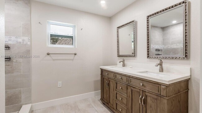 Building Photo - 740 Beachwood Ln