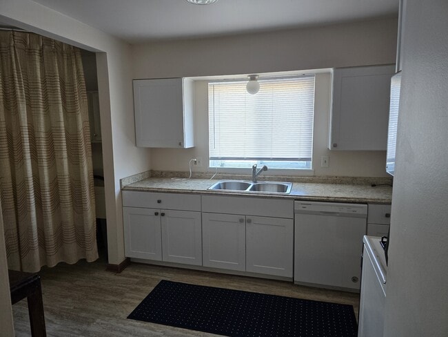 Building Photo - 23065 Cayuga Ave