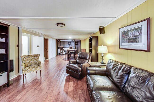 Building Photo - 1304 N Mitchell Ave