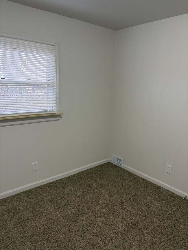 Building Photo - 4 bedroom 1 bath newly remodeled ranch in Dearborn Heights