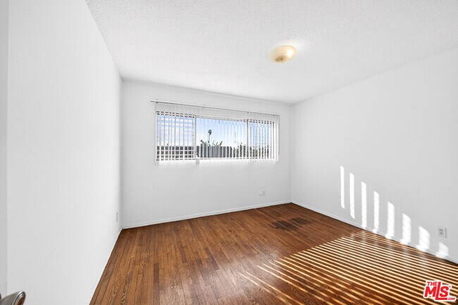 Building Photo - 304 E 95th St