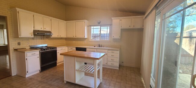 Building Photo - 3 Bedroom 2 Bathroom Home in Elk Grove