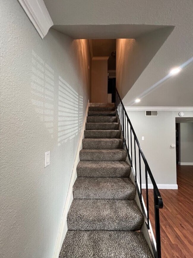 Building Photo - Beautiful 3 Bedroom and 1.5 Bathroom Condo $2,195.00 Available Now