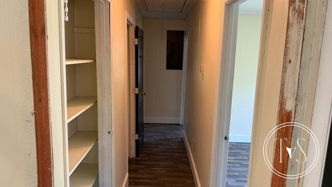 Building Photo - Move-in ready NOW!