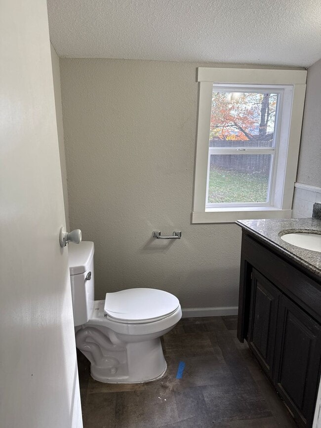 Building Photo - 3 bedroom/2 bath house