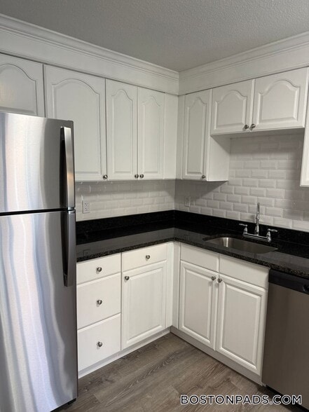 Building Photo - 19 Kenmar Dr