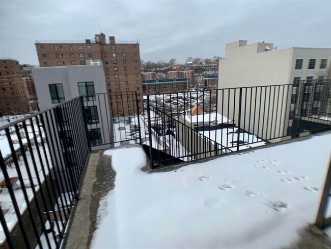 Building Photo - 314 Monroe St