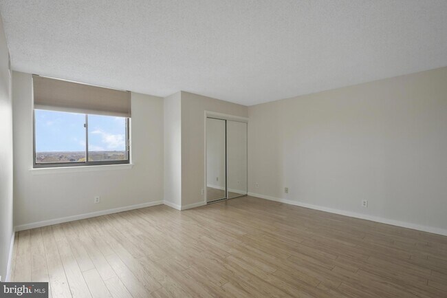 Building Photo - 3800 Fairfax Dr