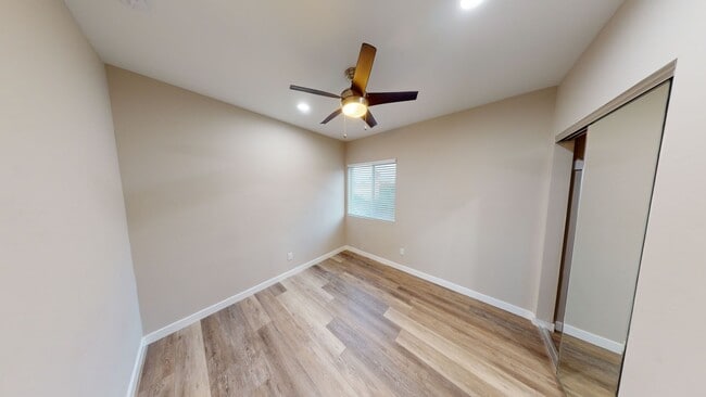 Building Photo - 4BD/2BA  with Large Upstairs Balcony!