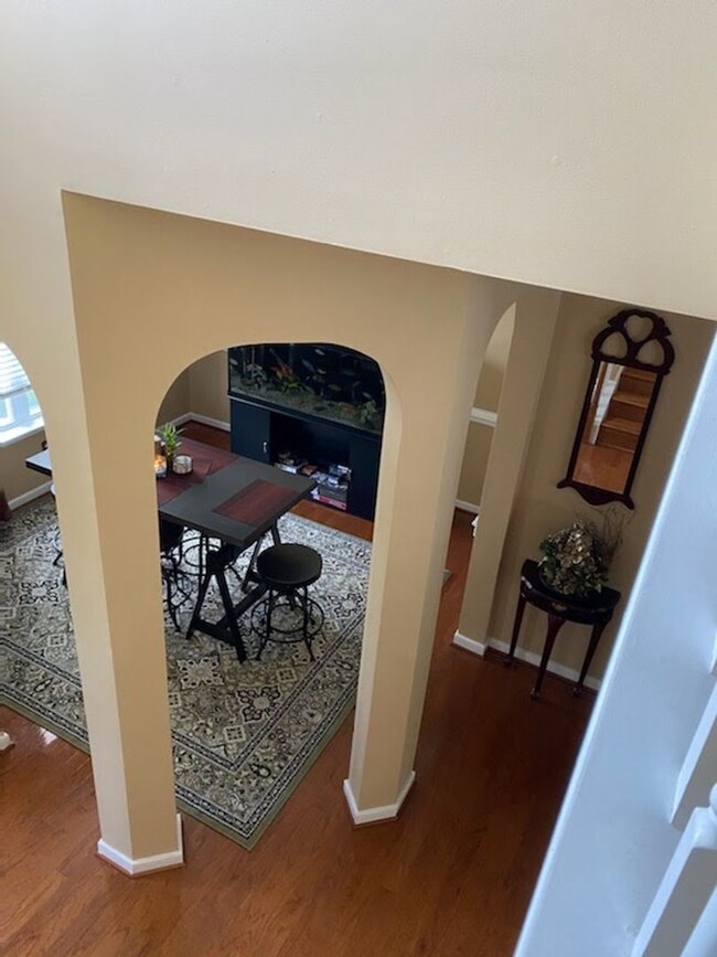 Building Photo - Charming 4-Bedroom 2.5 Bathroom Home locat...